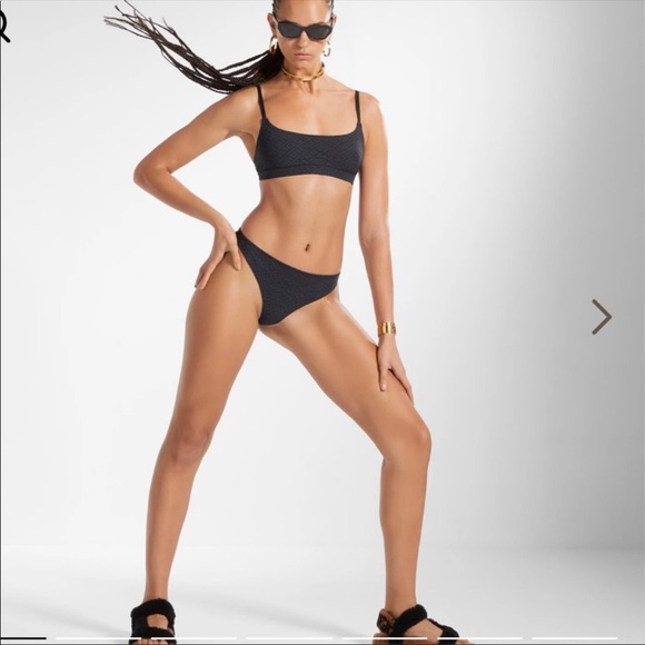 FENDI X SKIMS SCOOP LOGO BRALETTE Pack Size M BLACK/CALIFORNIA Bundle - Picture 3 of 6